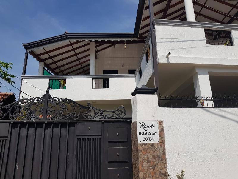 Randi Homestay Negombo Exteriör bild