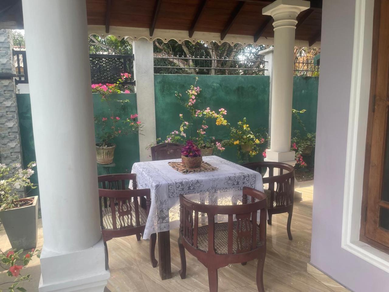 Randi Homestay Negombo Exteriör bild
