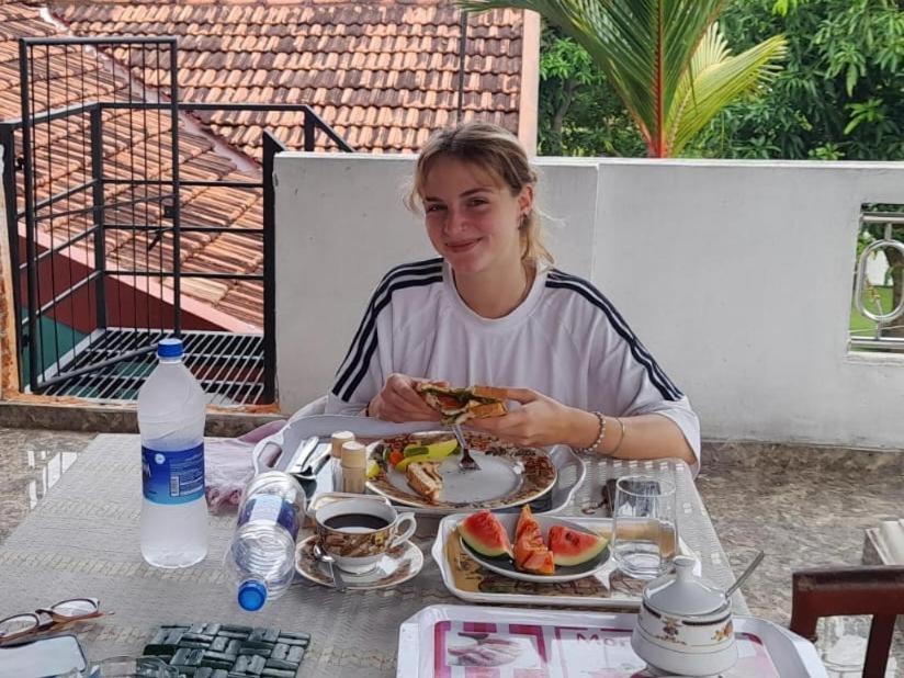 Randi Homestay Negombo Exteriör bild